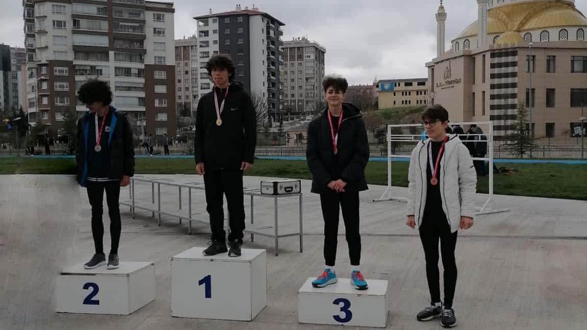 Gençler Atletizm Yarışmalarında Öğrencimiz Duhan ÖLMEZ İl 3.sü Derecesini Kazanmıştır.